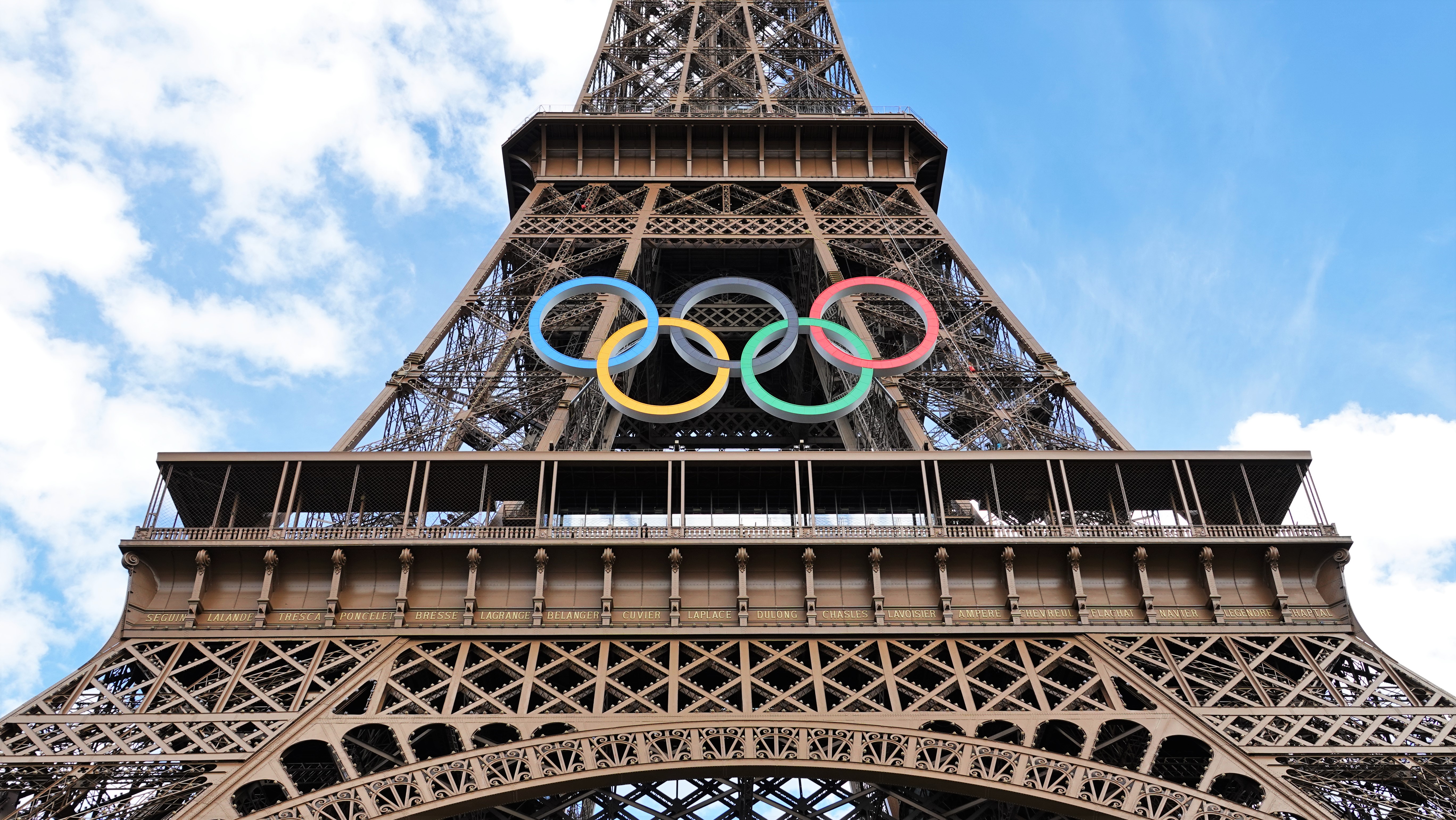 Olympic_rings_on_the_Eiffel_Tower_2024_(5)